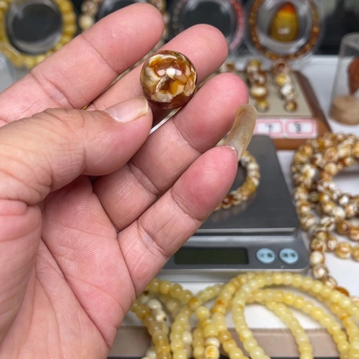 說***琥珀未镶嵌裸石52号