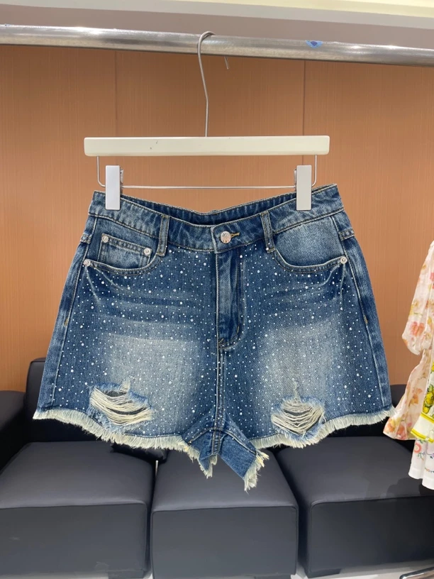 烫钻破洞牛仔短裤