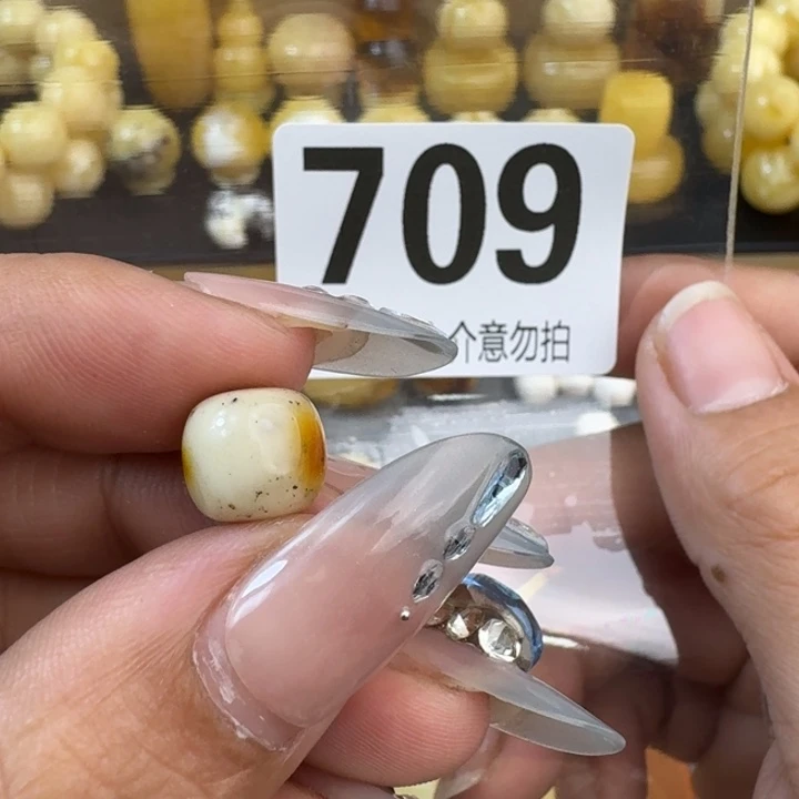 未镶嵌琥珀裸石文***妇