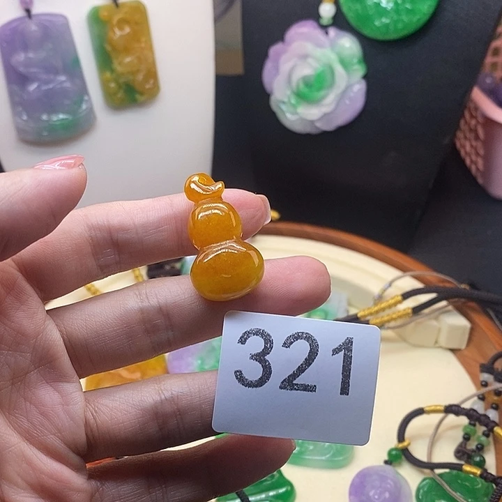 翡翠未镶嵌吊坠(赠链)