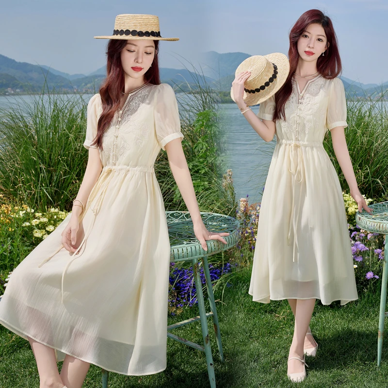 法式镂空V领刺绣连衣裙女2025夏季今年流行爆款巨好看天丝中长裙