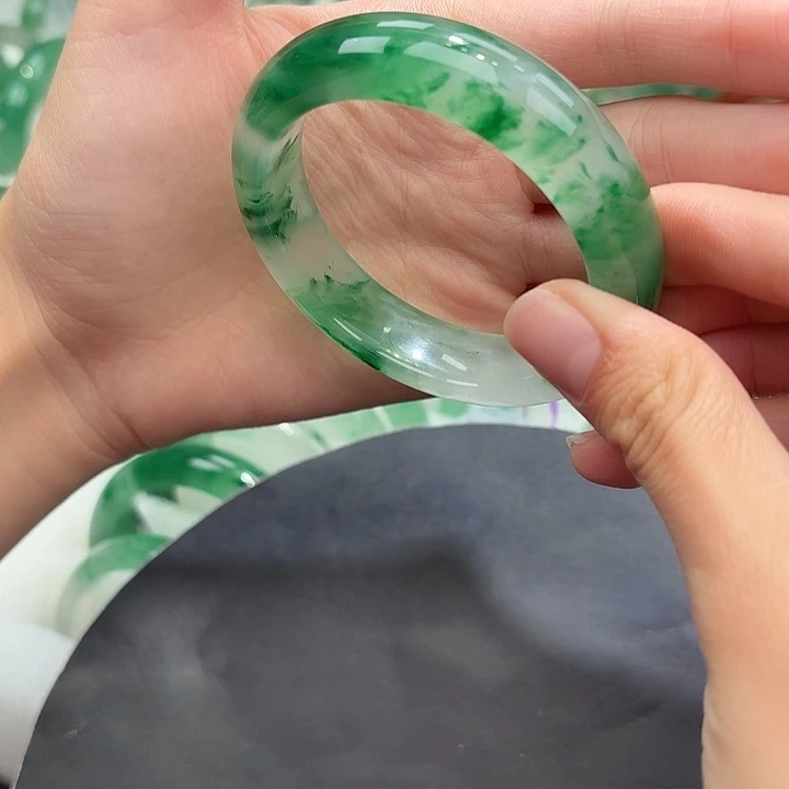 未镶嵌手镯石英质玉（非洲翠）