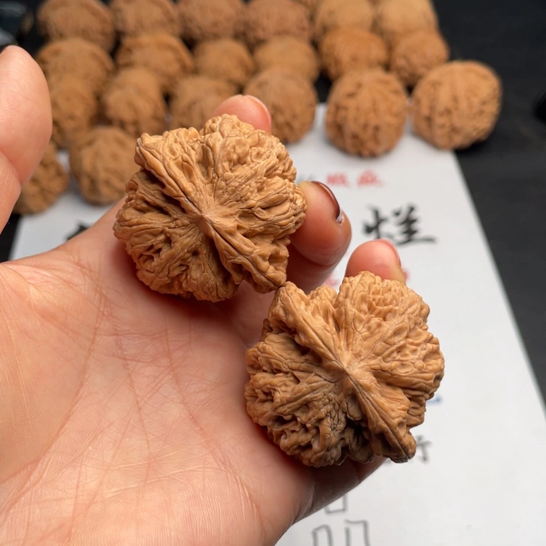 文玩核桃吊坠012。43粗筋有黄