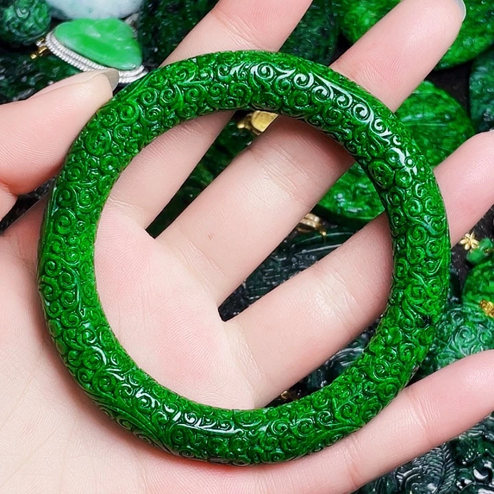 翡翠未镶嵌颈饰多样性