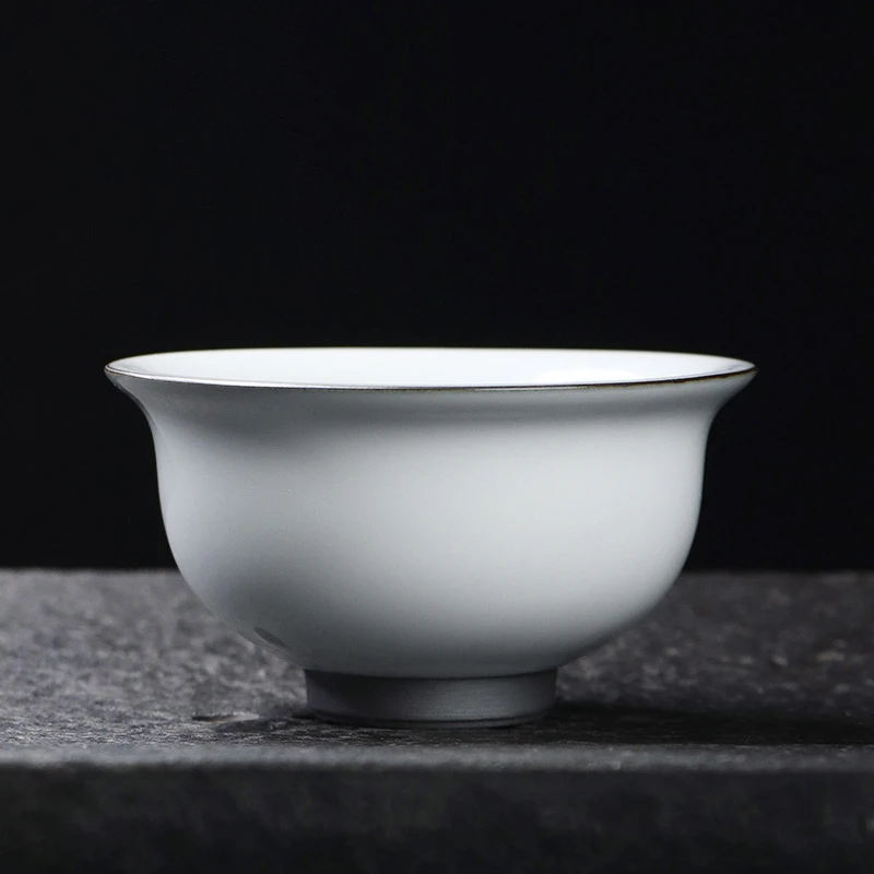 微瑕铁胎月白官窑压手杯