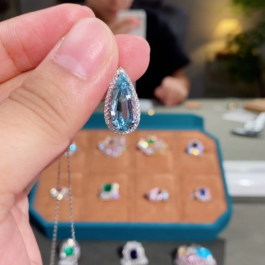 18K金镶嵌海蓝宝石吊坠(不含链)3.9ct
