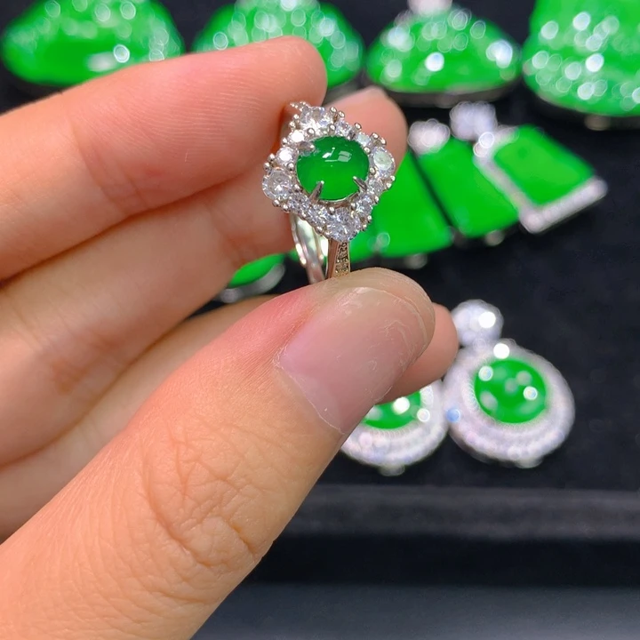 翡翠银S925镶嵌戒指一个