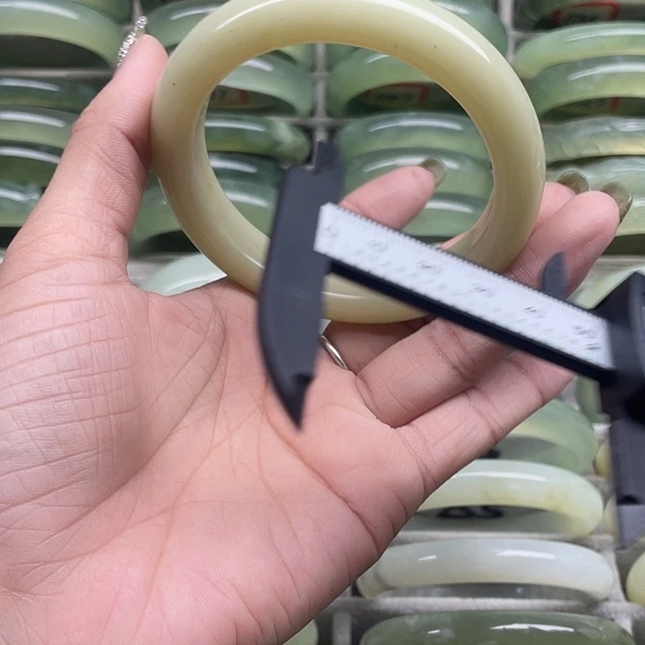 蛇纹石玉未镶嵌手镯263