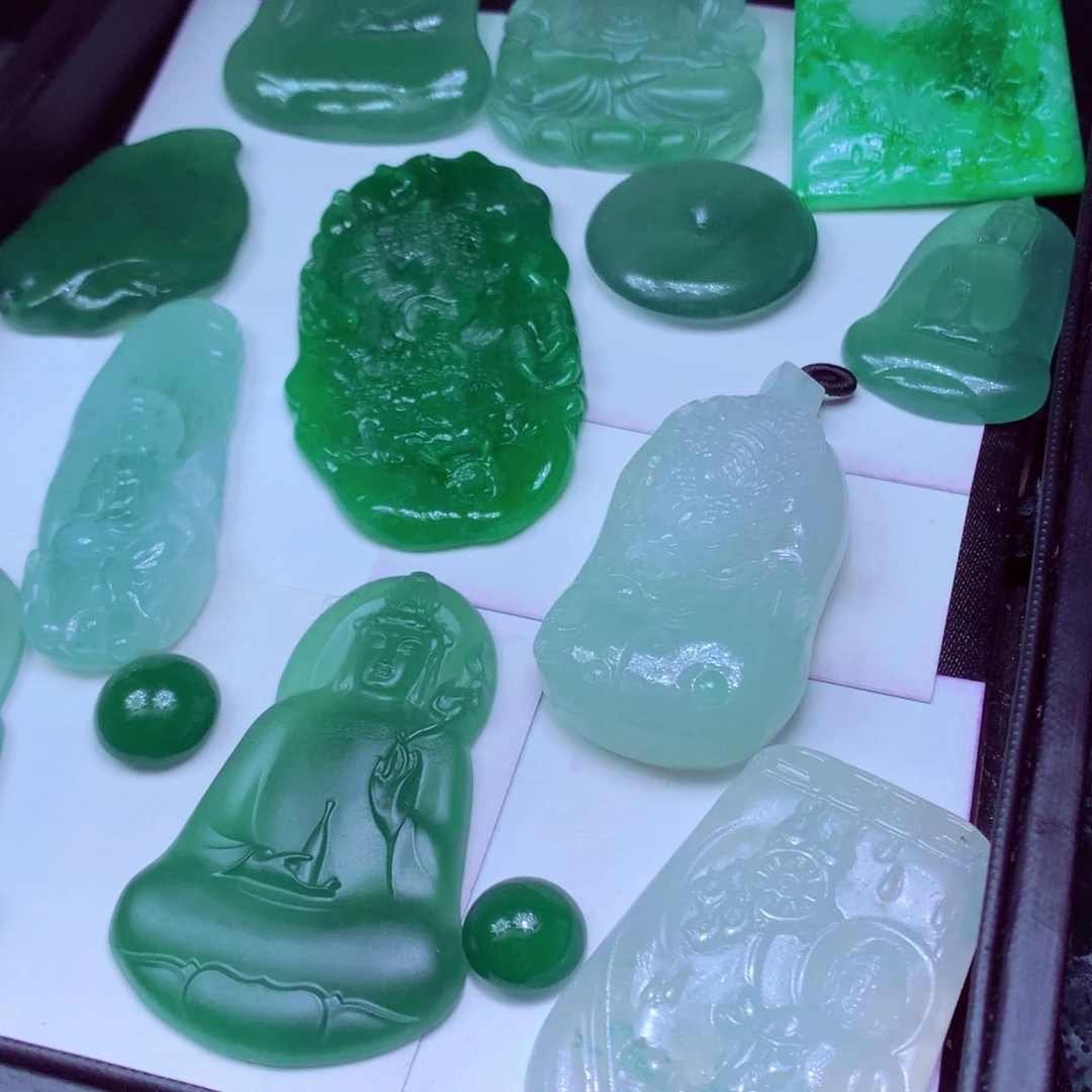 一****定制翡翠未镶嵌天然翡翠A货毛货挂件