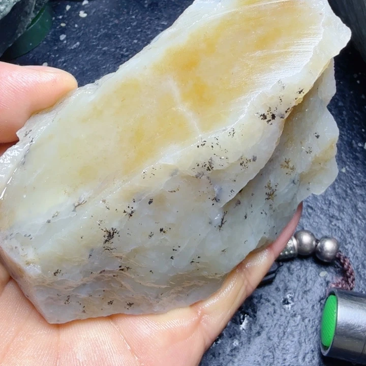 和田玉（糖玉）未镶嵌珠宝奇石