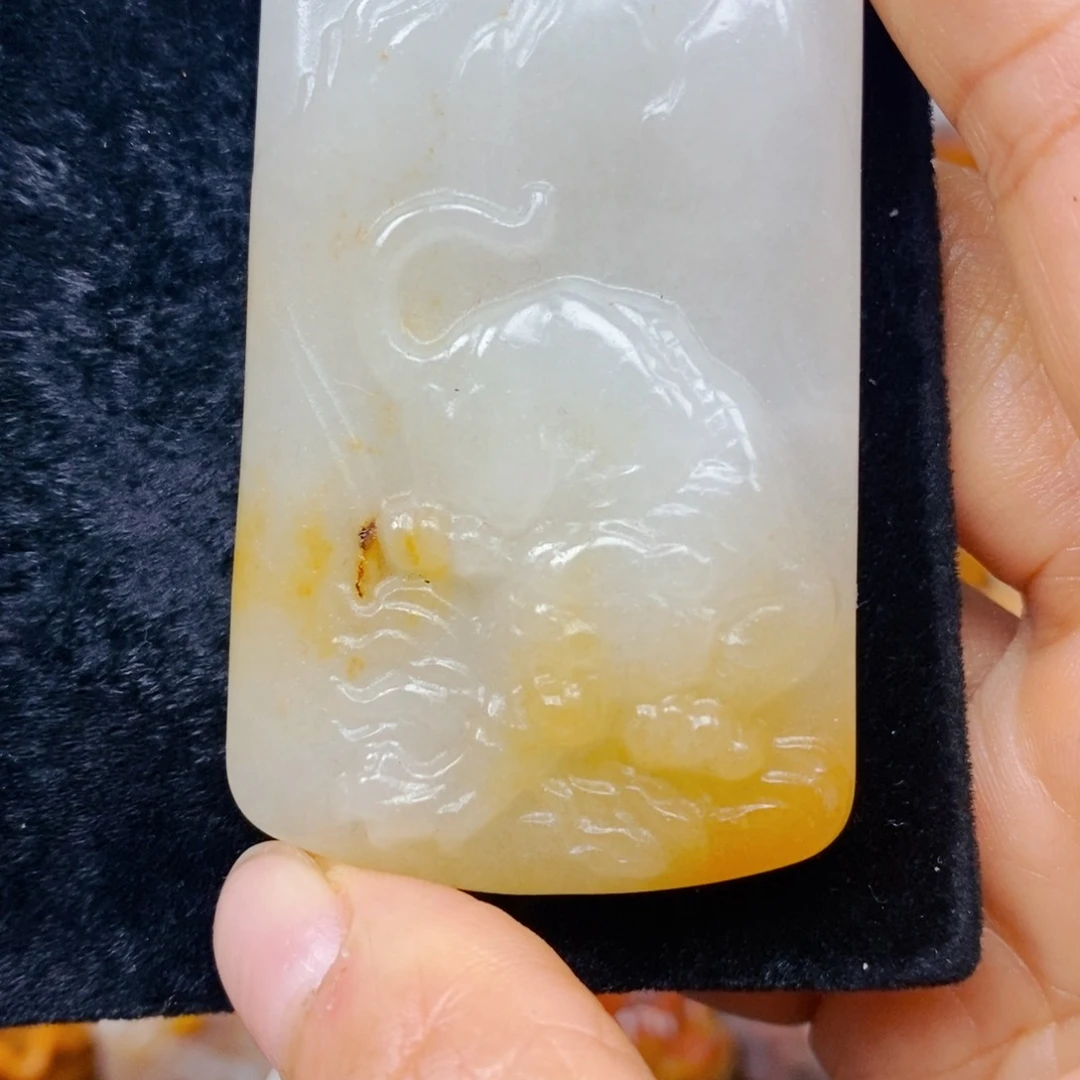 石英质玉（黄龙玉）未镶嵌颈饰