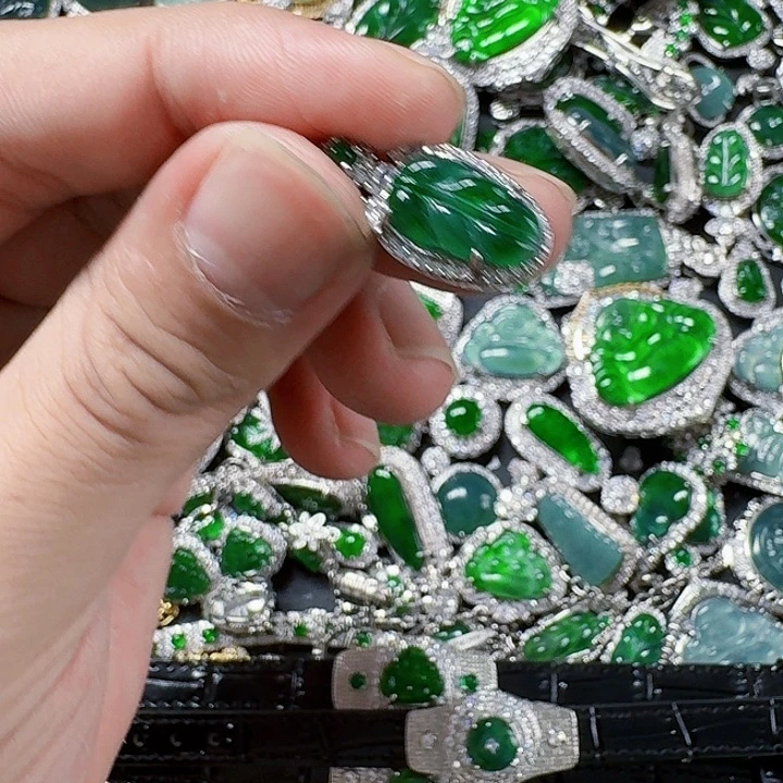 翡翠颈饰未镶嵌天然A货翡翠放漏