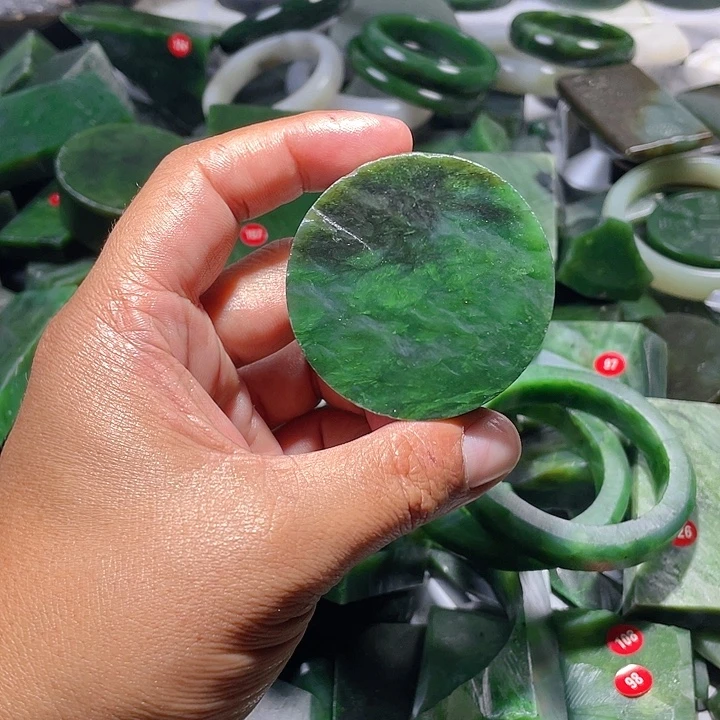 和田玉（碧玉）未镶嵌珠宝奇石