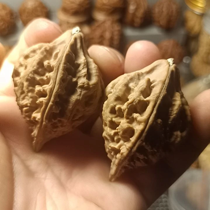 文玩核桃吊坠张**、大楸子核1号