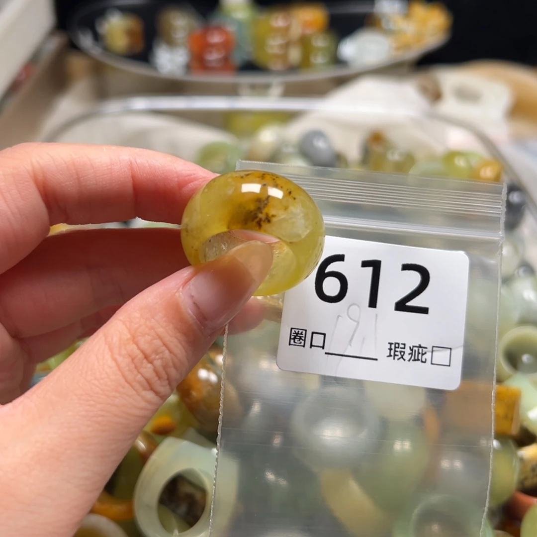 嗨***姐蛇纹石玉未镶嵌戒指