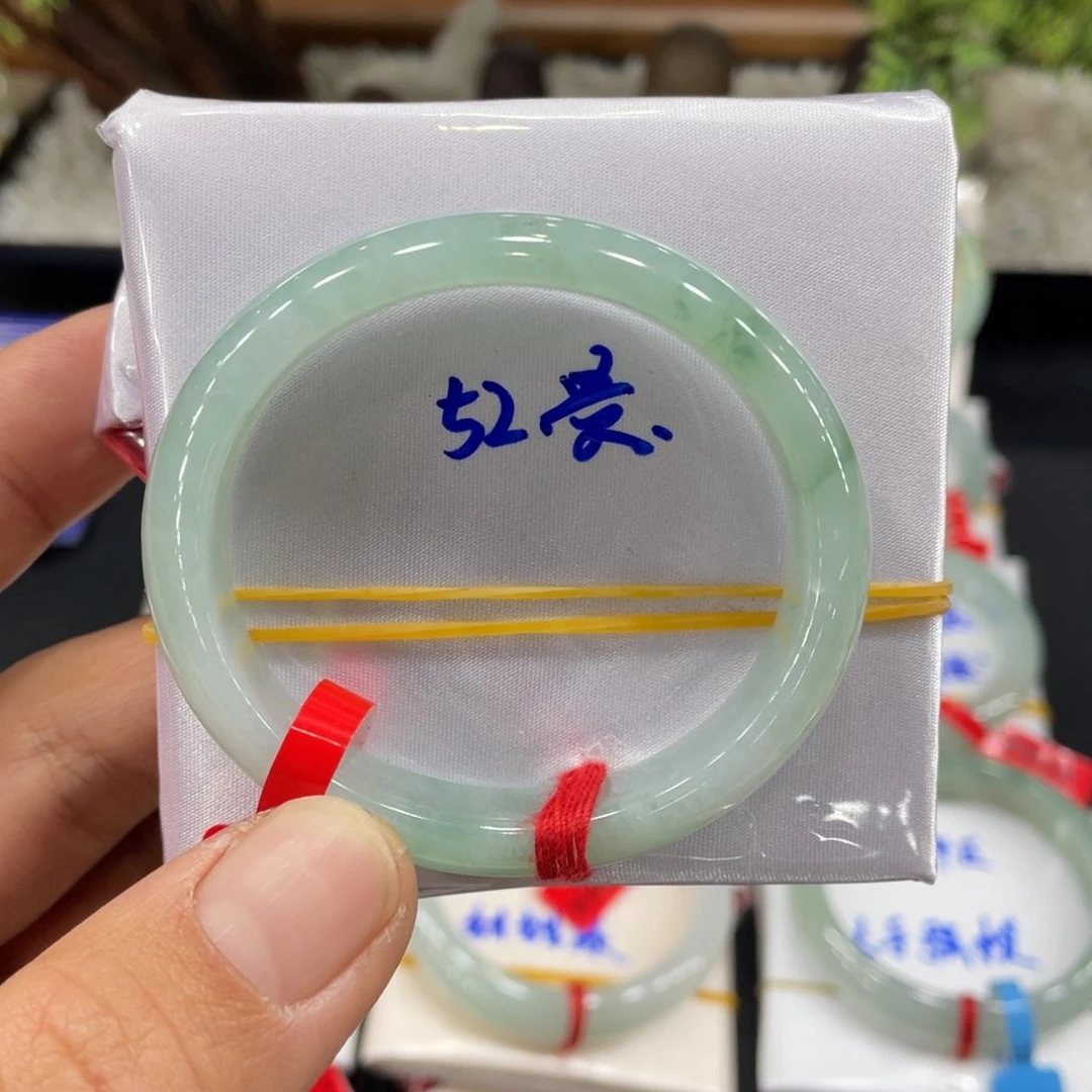 翡翠手镯未镶嵌翡翠