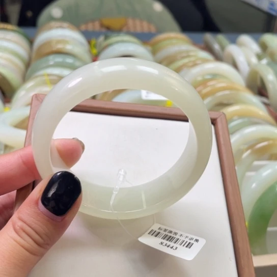 【闪购商品】和田玉手镯未镶嵌55