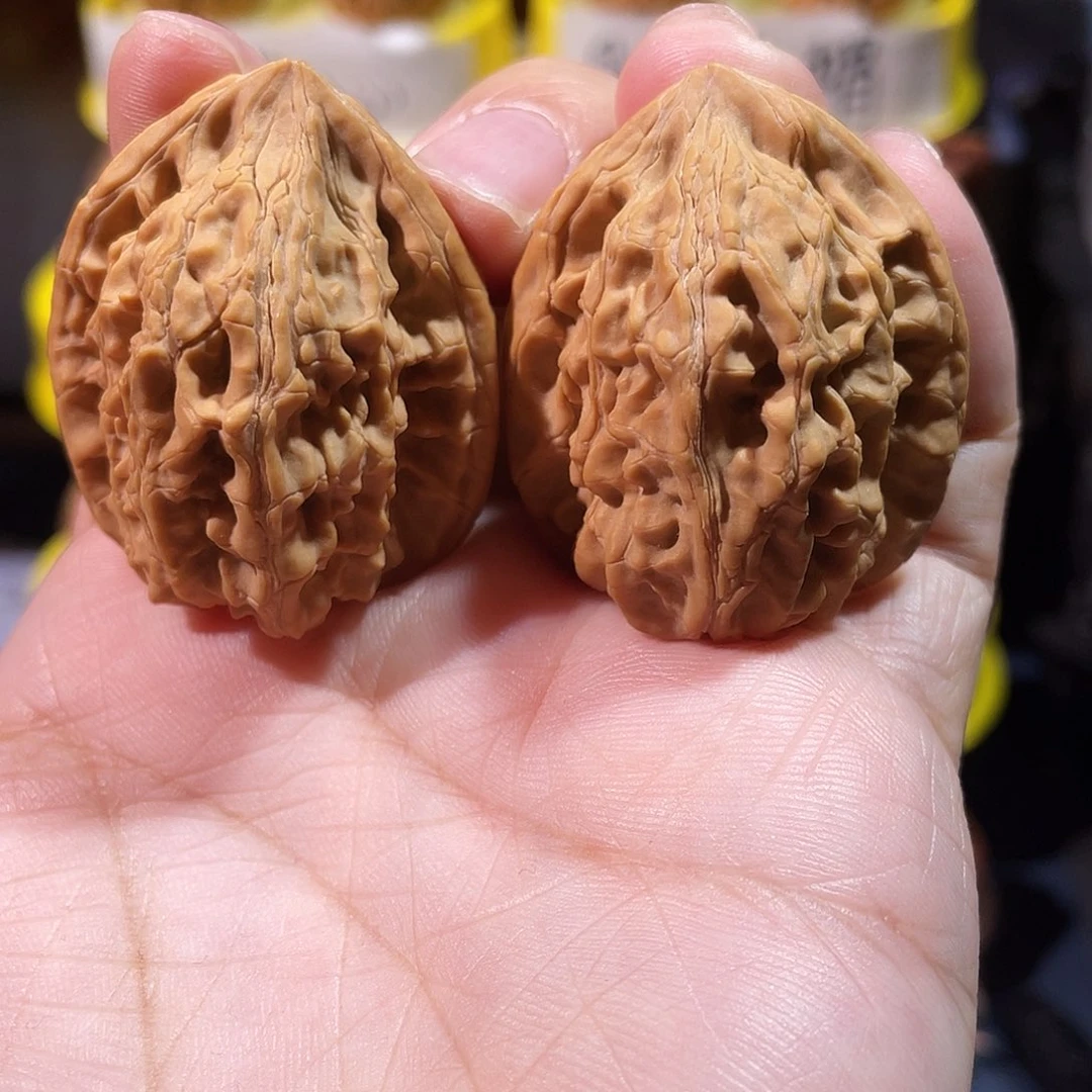 文玩核桃吊坠狼牙山鸡心