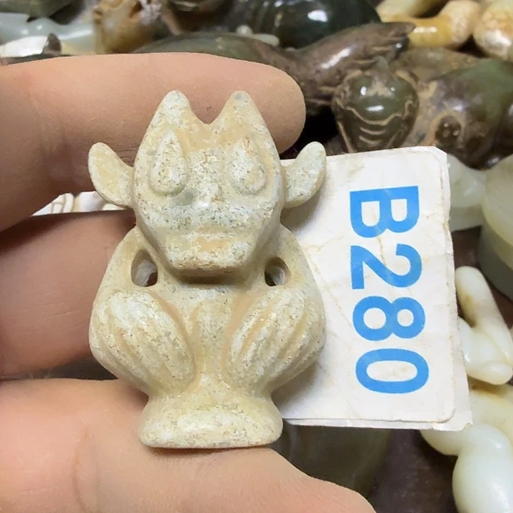 透闪石-蛇纹石玉未镶嵌颈饰