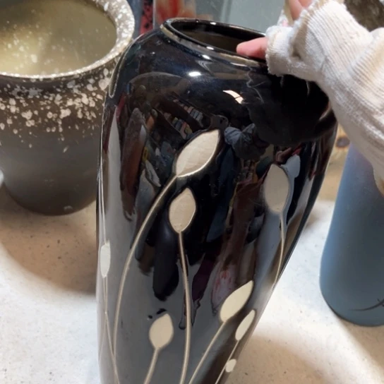 罐默认微瑕，有孔编号18-236