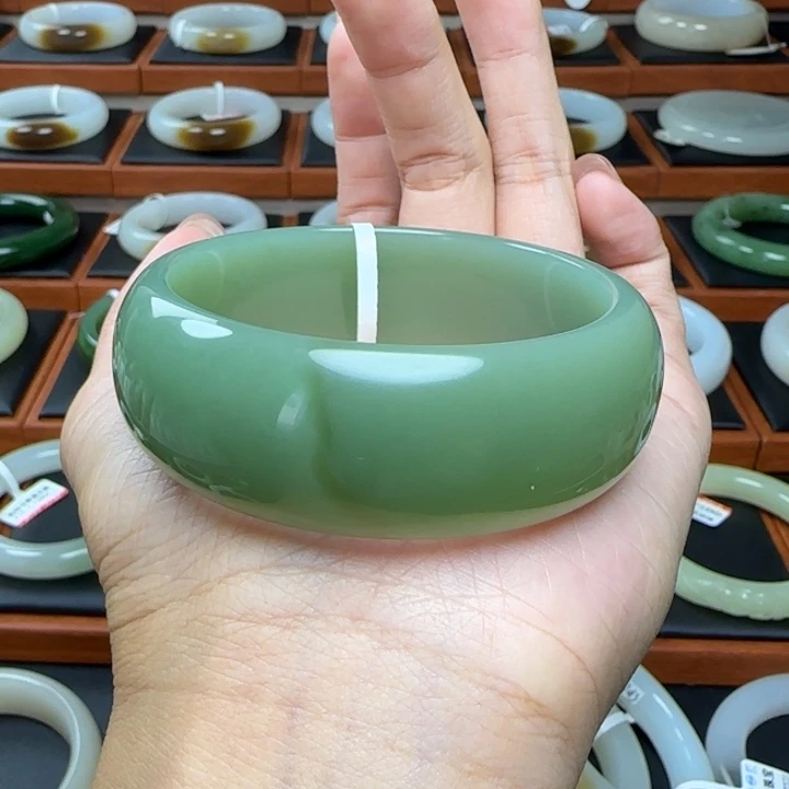 不***猬和田玉（碧玉）手镯未镶嵌