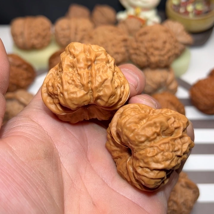 白***石把件文玩核桃蛤蟆头