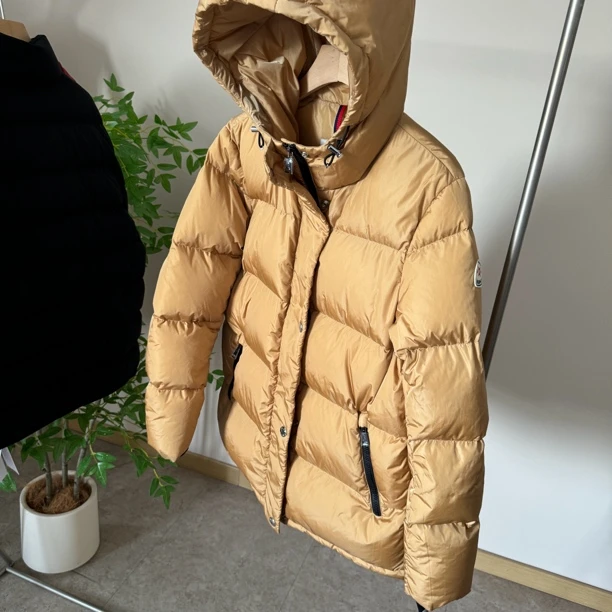 138女款连帽羽绒服 加厚保暖外套 柔软蓬松 质感轻盈