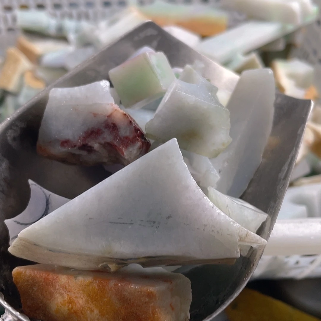 颈饰未镶嵌翡翠.