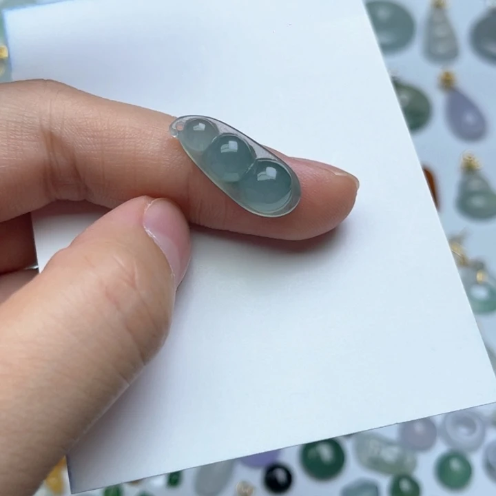 翡翠未镶嵌颈饰福豆