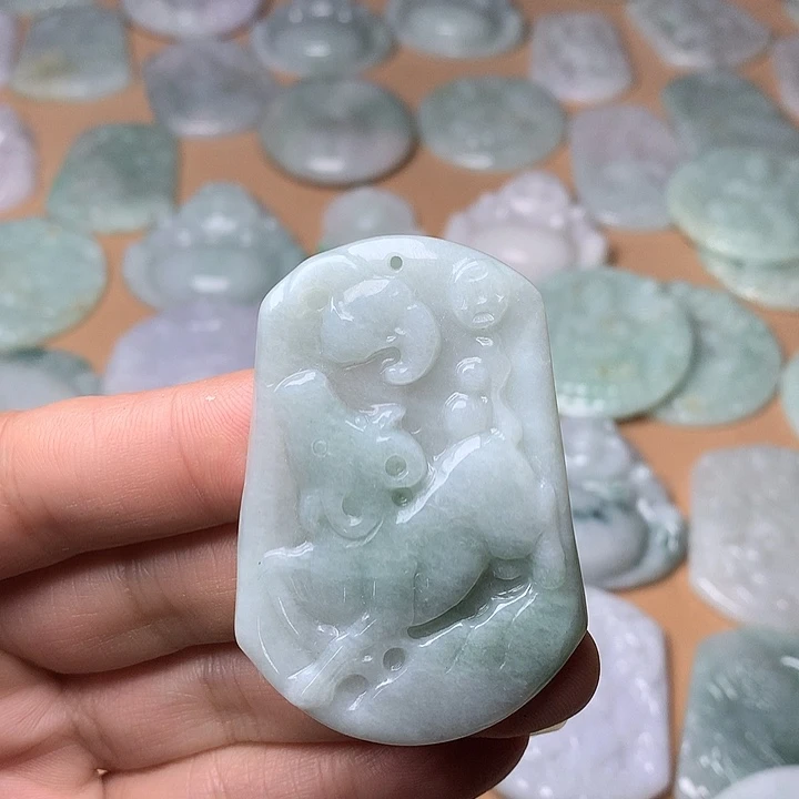 翡翠未镶嵌颈饰牛牌