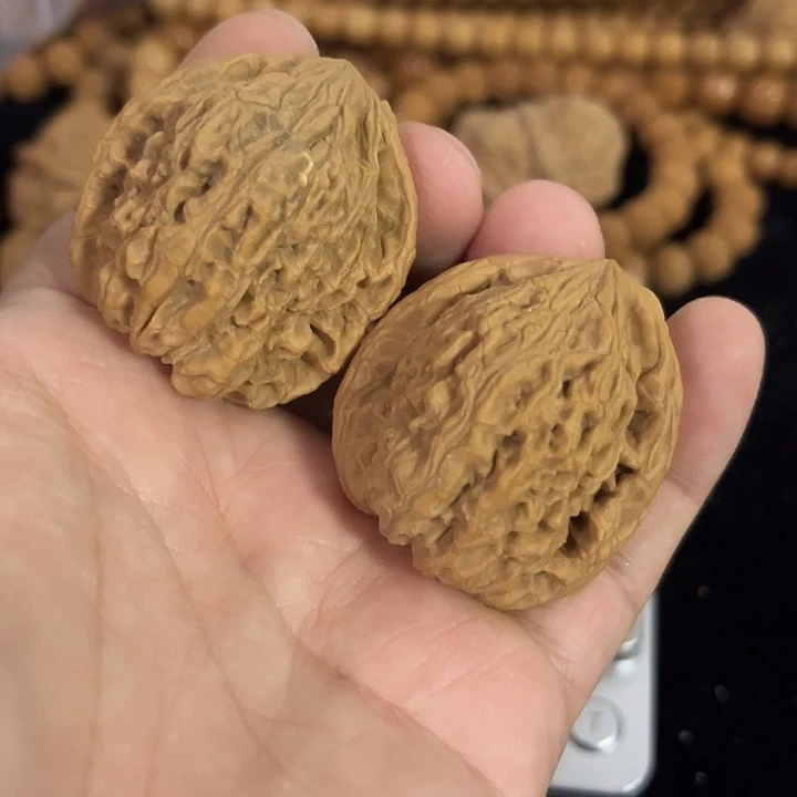 文玩核桃把件38左右微微瑕南疆，编号0035