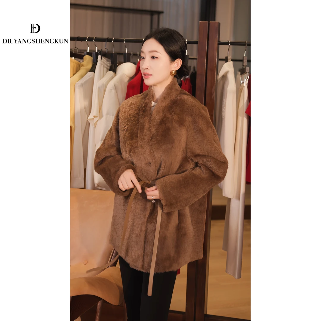 杨圣坤2025新品西班牙小拉贡V领收腰系带皮毛一体外套S825120802