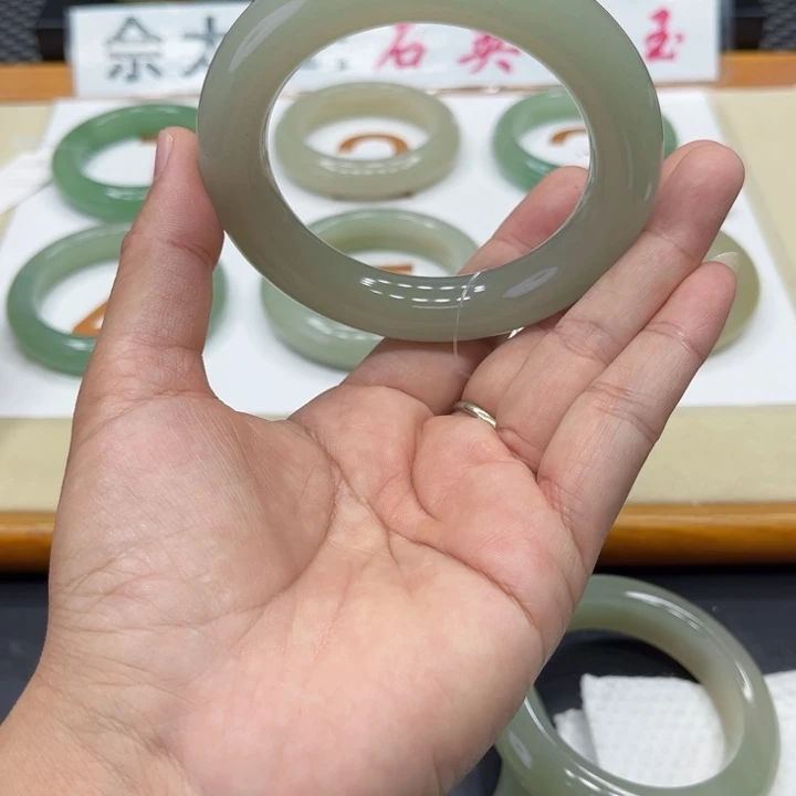 未镶嵌手镯石英质玉淡**荷