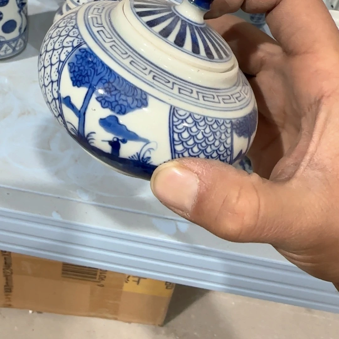 瓷片瓷器上用白泥雕刻出各种