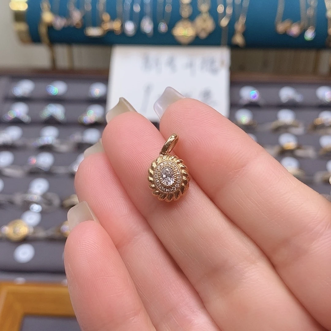 18K金镶嵌吊坠不含链钻石我****。天然钻石