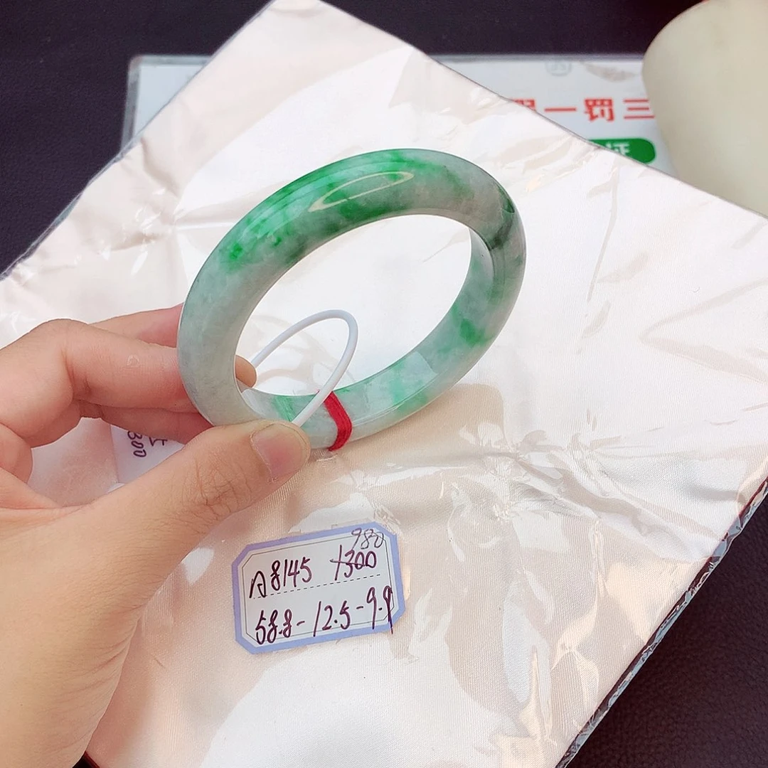 翡翠手镯未镶嵌翡翠