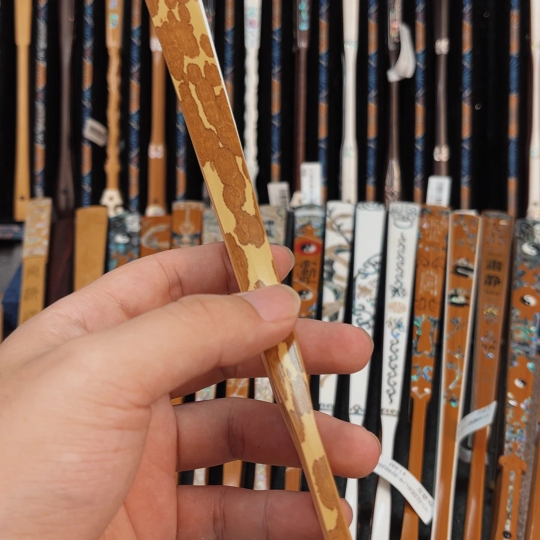 顽***主扇子纯手工制作工艺精湛