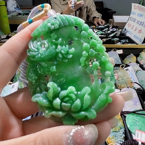 翡翠未镶嵌颈饰一个