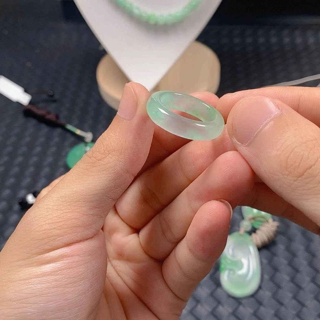 石英质玉（非洲翠）天然玉石未镶嵌