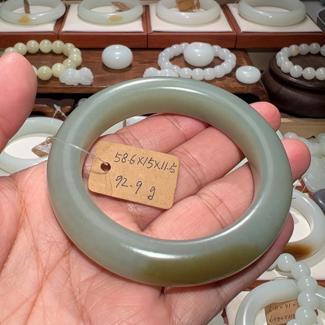 东***风和田玉未镶嵌手镯