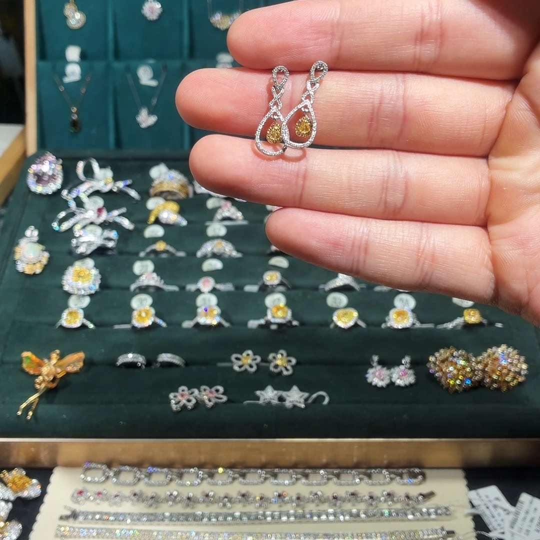 18K金镶嵌钻石耳饰