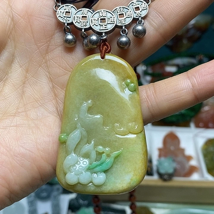翡翠未镶嵌吊坠(赠链)