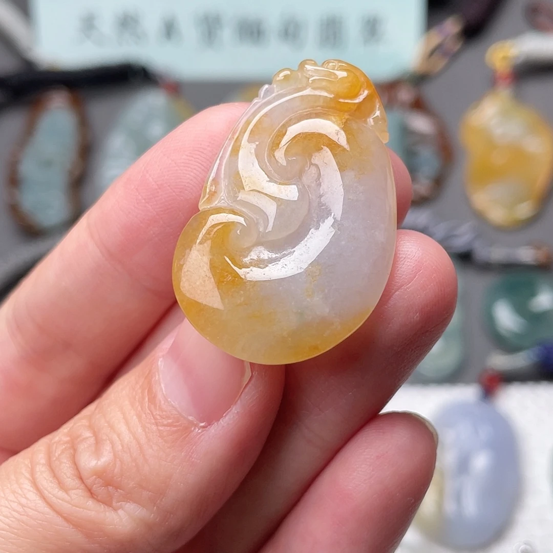 翡翠未镶嵌颈饰如意