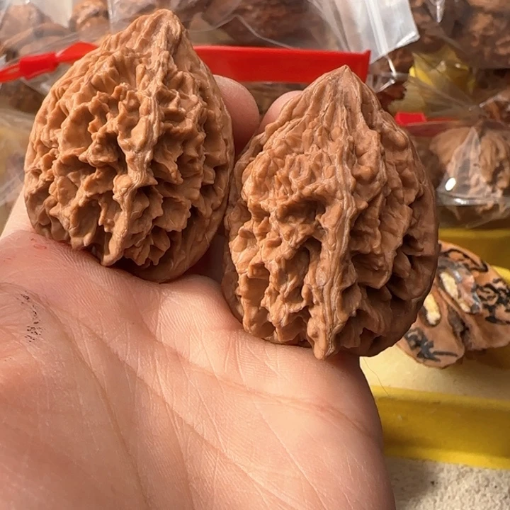 文玩核桃吊坠阿***?凤翎35福