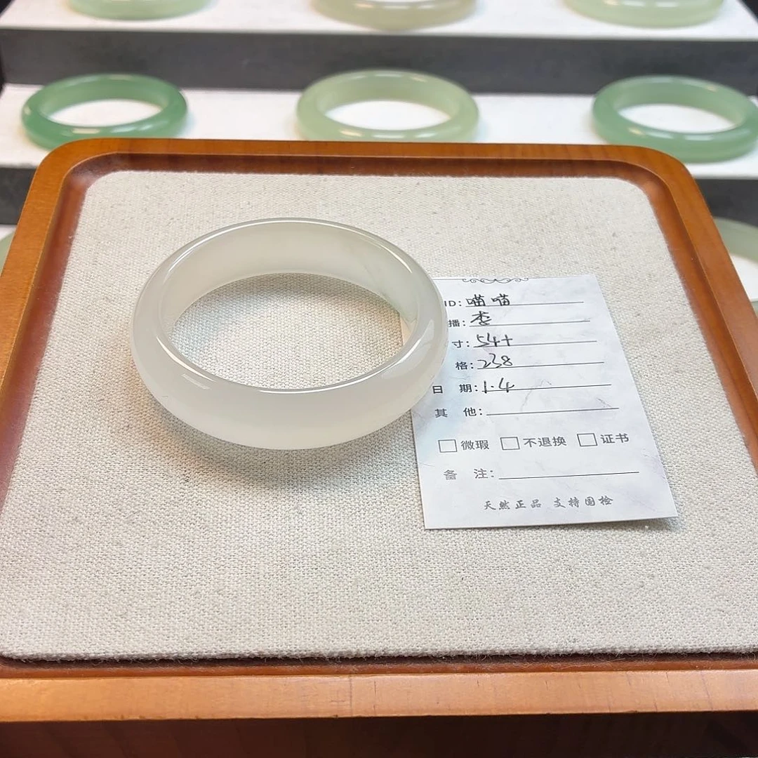 喵***喵石英质玉未镶嵌手镯