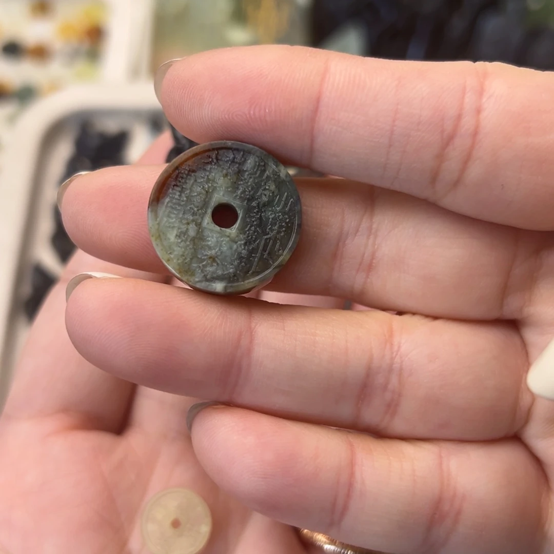 蛇纹石玉颈饰合金