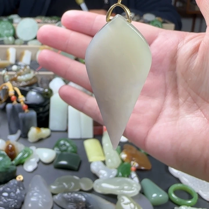 和田玉未镶嵌颈饰定制