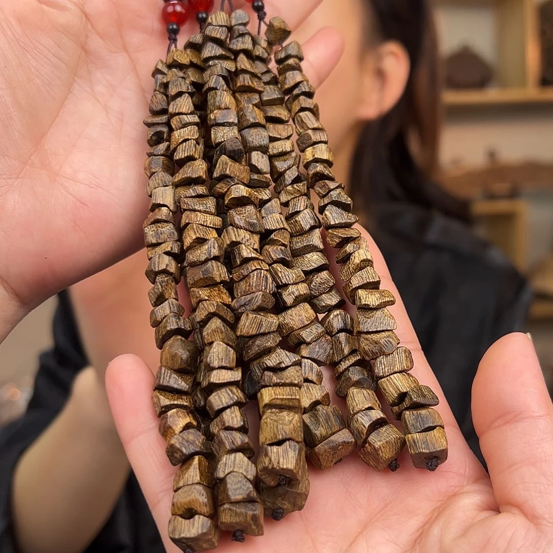 沉香吊坠海南白奇金丝红油天然壳子车挂多样性发货一条