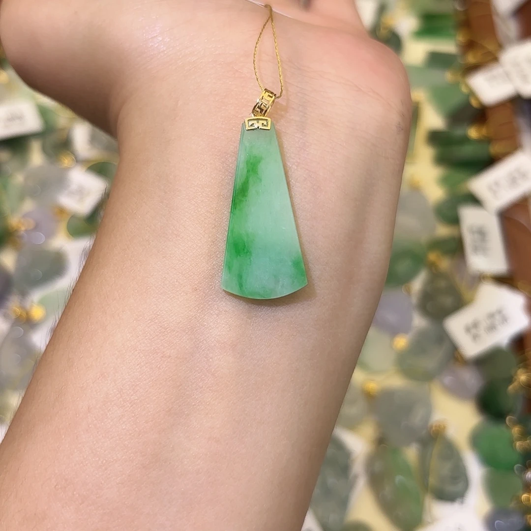 折***衣翡翠18K金镶嵌颈饰无事牌