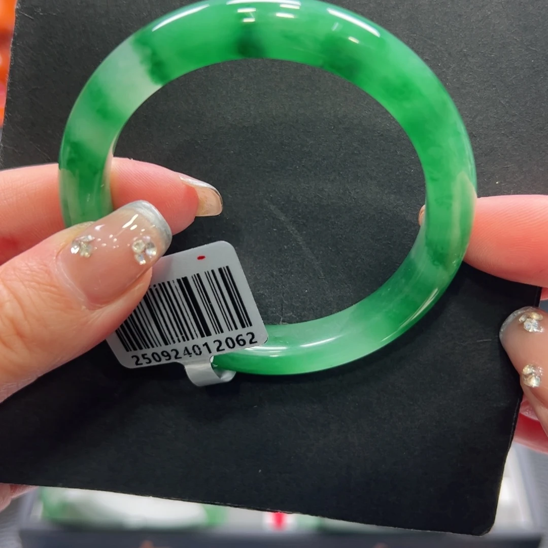 杨***艳石英质玉未镶嵌手镯